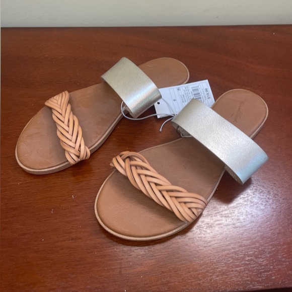 Universal Thread Shoes - NWT Universal Threads gold + brown strappy sandal size 6